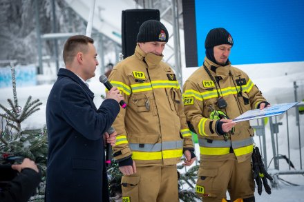 Przekazanie zestawów ratunkowych dla strażaków przez Wiślański Skipass
